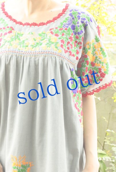 画像2: ガーゼ生地手刺繍のロング丈ワンピース (2)