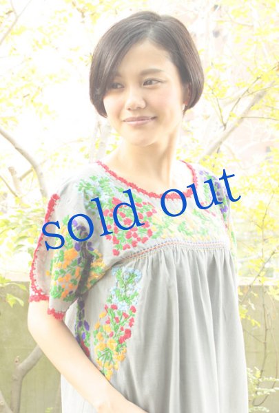 画像3: ガーゼ生地手刺繍のロング丈ワンピース (3)