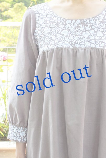 画像2: 日本生地「サンアントニーノ」 刺繍ワンピース (2)