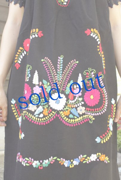 画像4: マンタ生地のメキシコ刺繍ワンピース  (4)