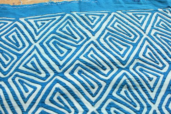 画像2: モラ刺繍クロス[約３８cm×３２cm]　 (2)