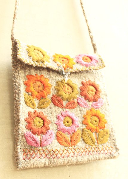 画像3: 手つむぎ・手織りウールの刺繍ポシェット (3)