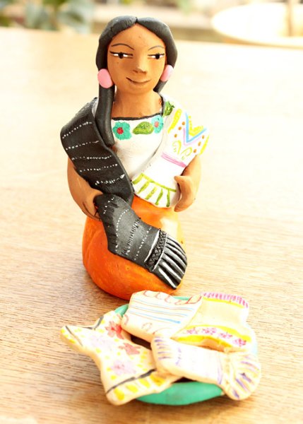 画像1: アギラールファミリーの陶人形 (1)