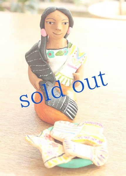 画像1: アギラールファミリーの陶人形 (1)