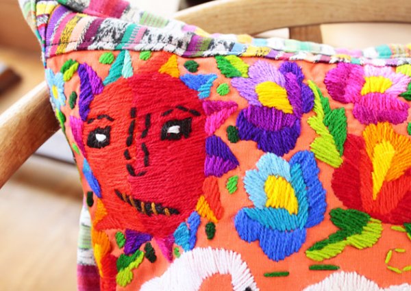 画像4: グアテマラ刺繍のクッションカバー　 (4)