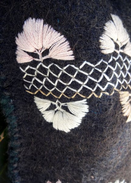 画像4: 手つむぎ・手織りウールの刺繍チャムラバッグ大 (4)