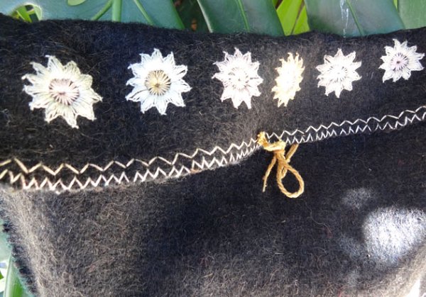 画像5: 手つむぎ・手織りウールの刺繍チャムラバッグ大 (5)