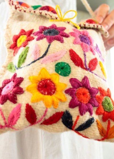 画像1: 手つむぎ・手織りウールの刺繍ポシェット