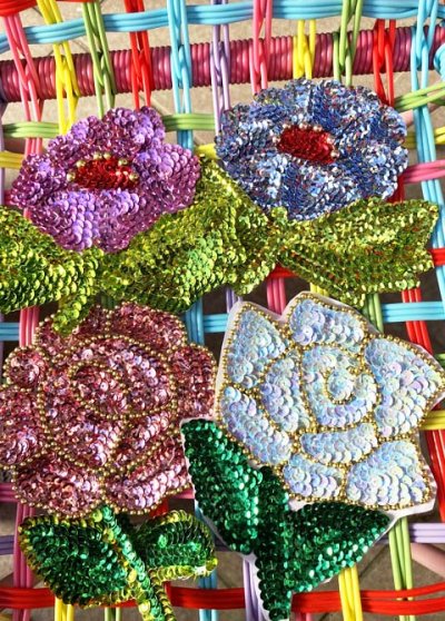 画像1: スパンコールとビーズの薔薇の花