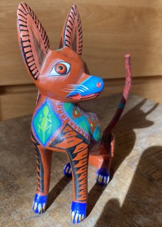 メキシコのアート木彫りの民芸作品。ウッドカービング、アレブリヘス