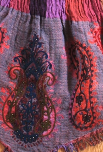 画像2: 軽いウールガーゼの刺繍ストール　 (2)