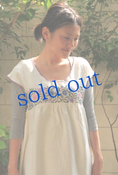 画像2: 白のリネン・メキシコ刺繍 ワンピース (2)
