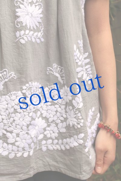 画像4: パフスリーブのガーゼ刺繍ブラウス (4)