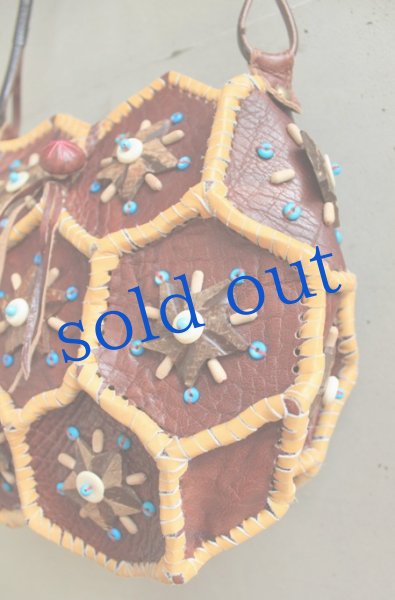 画像4: イタリア本革・ココナッツビーズ刺繍のデザイナーバッグ (4)