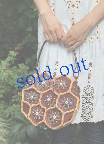 画像2: イタリア本革・ココナッツビーズ刺繍のデザイナーバッグ (2)