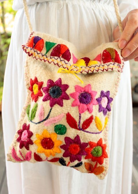 メキシコ刺繍のポシェット〜手紡ぎ・手織りウールに手刺繍の花柄バッグ