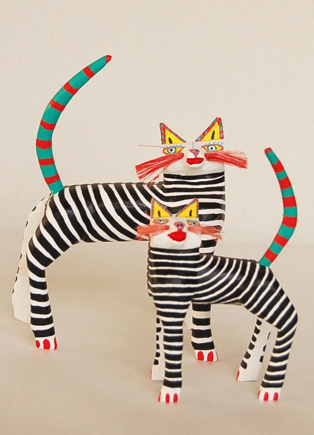 オアハカ・木彫り人形シマシマの猫サイズ-中南米と世界の輸入雑貨